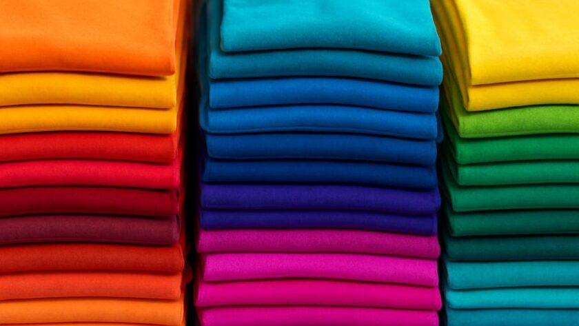 Dlaczego ubrania na kg to dobry start dla własnego biznesu odzieżowego?